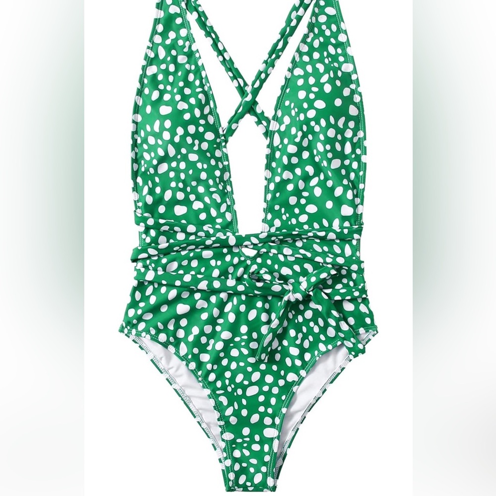 Green suit, so cute!